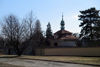 Kneislovka - vinice a usedlost z 18. století, barokní kaple je z roku 1724 a zasvěcená je sv. Janu Nepomuckému.