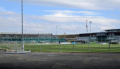 Strahovský stadion focený přes mříže