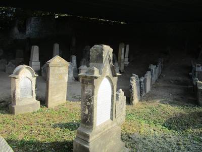 Židovský hřbitov pod dálnicí