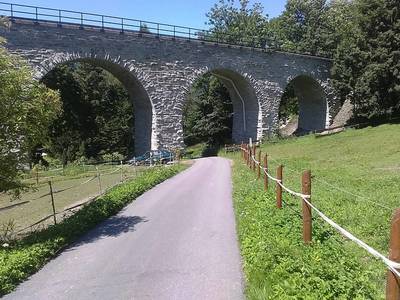 Malý viadukt s deseti opěrnými pilíři