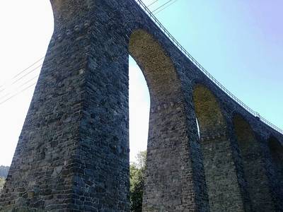 Viadukt se stáčí do oblouku