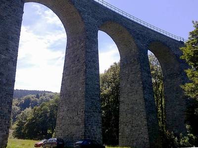 Je 230 metrů dlouhý a přemosťuje údolí Rokytky