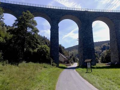 Jen malá část viaduktu. Celkem má čtrnáct mohutných pilířů.