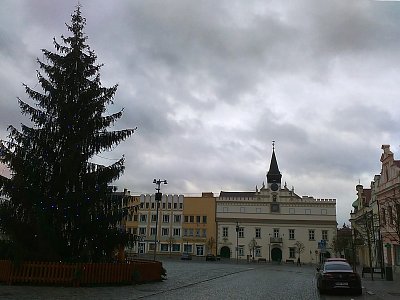 Havlíčkovo náměstí s vánočním stromem a Starou radnicí