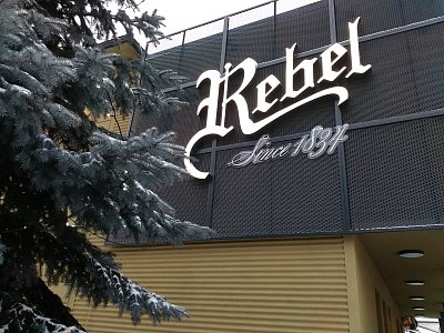 02-Pivovar Rebel. K němu náleží i kvalitní Pivovarská restaurace, přístupná z ulice.