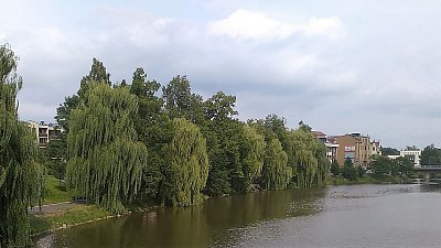 Pohled z mostu na Kalinovo nábřeží
