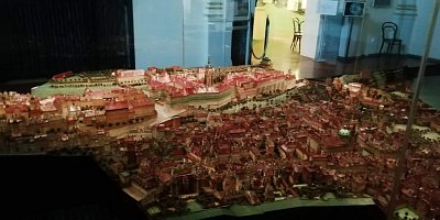 Langweilův papírový model Prahy.