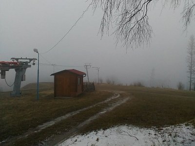 V údolí je mlha a stmívá se, musím rychle dolů do obce Vysoká a dál do Baštínova