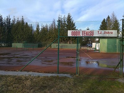 Tenisté mají štěstí - v zimě mohou hrát v sousední nafukovací hale