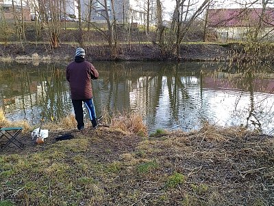 Rybář právě vytahuje úlovek na udici