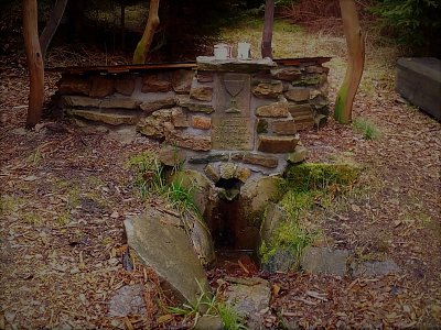 Jelení studánka s pamětní deskou s kalichem