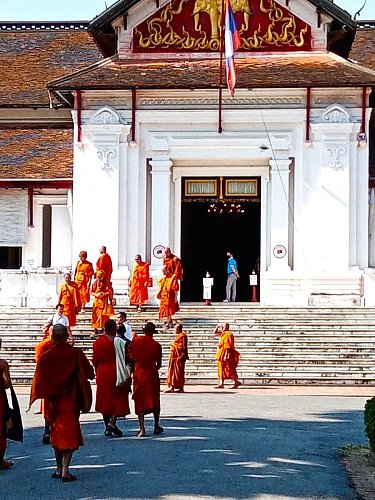 Mniši před muzeem v Luang Prabangu