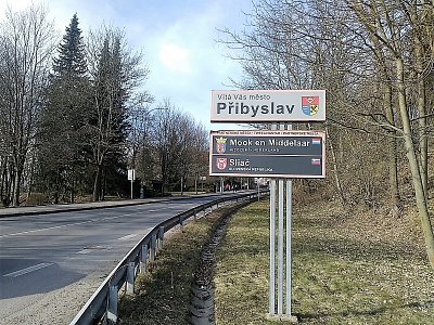 Partnerskými městy Přibyslavi jsou Mook en Middelaar (NL) a slovenský Sliač