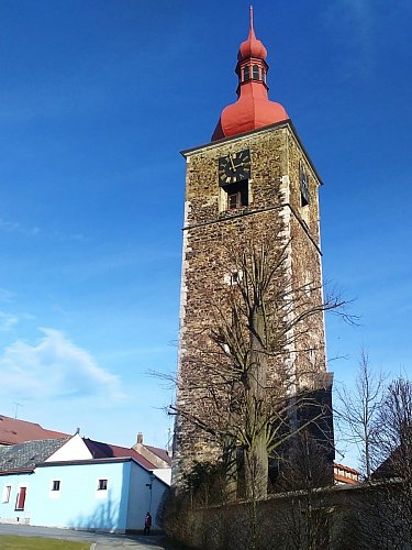 Dominanta Přibyslavi - gotická věž z roku 1497 stojí vedle kostela.