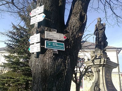 Rozcestník turistických cest vedle sochy sv. Václava na Bechyňově náměstí.