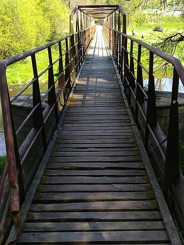 Tento most přes Sázavu vede od zastávky opačným směrem než jsou Vilémovice