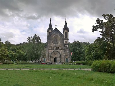 Kostel sv. Cyrila a Metoděje v Praze je dominantou Karlínského náměstí