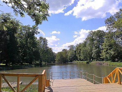 Rybník pěkně doplňuje přírodně krajinářský park