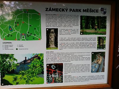 Zámecký park v Měšicích je ještě rozsáhlejší, zaujímá plochu přes 15 hektarů