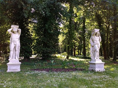 Na konci louky jsou samostatné sochy tří Atlantů a Herakles