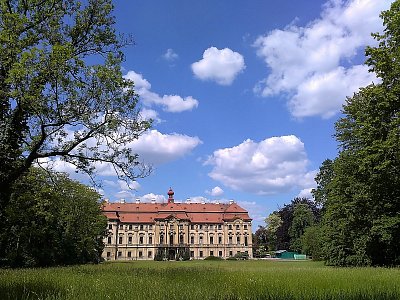 Přišly jsme od Hovorčovic a dostaly jsme se přes lesopark k jižnímu průčelí zámku