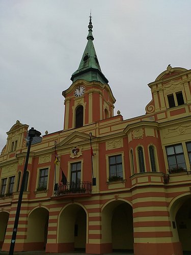 Dominantní stavbou na straně náměstí s podloubím je budova Radnice