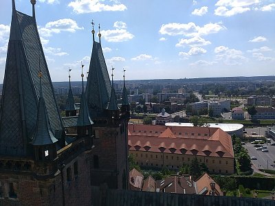 Pod věžemi Katedrály jsou vidět střechy kasáren