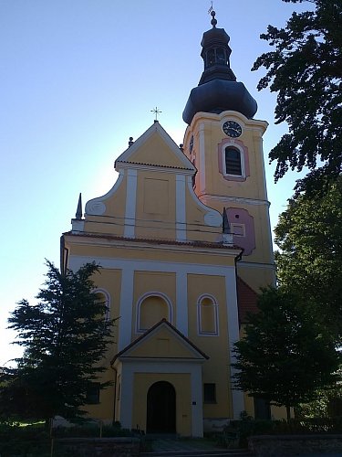 Římskokatolický kostel Nejsvětější Trojice. Gotická stavba s věží vysokou 50 metrů.