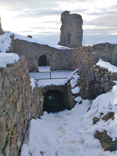 Vstup do podzemí hradu je součástí prohlídkového okruhu (v sezóně).