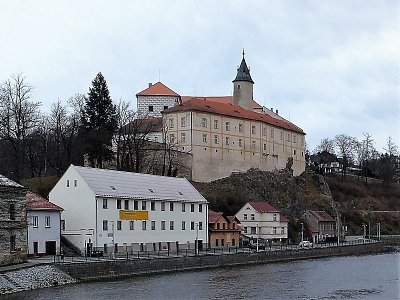 Za domy u řeky se tyčí skála, na níž byl vystavěn ledečský hrad.