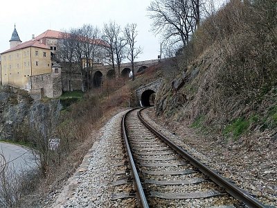 Do skály vedle hradu byl proražen krátký tunel na trati mezi Ledčí a Světlou