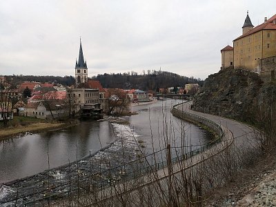 Vlevo věž chrámu sv.Petra a Pavla, vpravo na skále hrad - zámek.