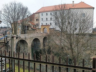 Po vozovce nad tímto viaduktem se přichází do zámku.