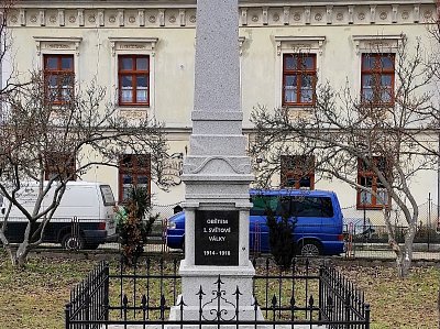 Za pomníkem obětem 1. světové války je vidět penzion Secesní dům