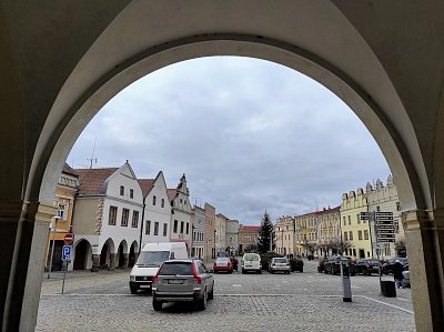 Průhled z podloubí do dolního Mírového náměstí