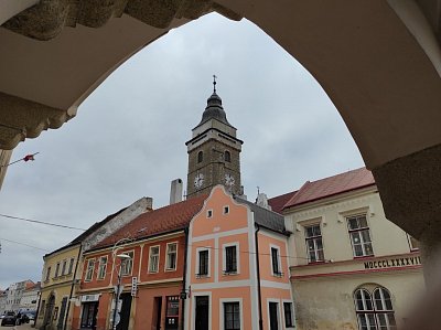 Kostel je ukryt za hradbou domů. Střechy převyšuje pouze věž s ochozem.