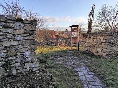 Poslední zbytky středověkých hradeb vedle Znojemské brány