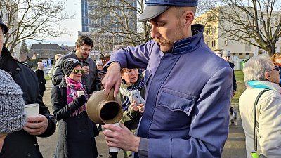 Pojďte blíže a ochutnejte Haškův námořnický grog. Pro děti zde teče čaj.