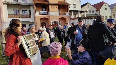 Za návštěvníky vykukují zadní trakty budov Galerie a Muzea Vysočiny v HB