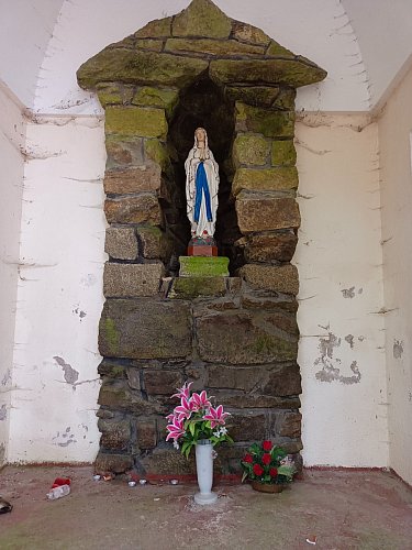 Panenka Marie v kapličce