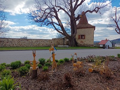 Velikonoční výzdoba před botanickou zahradou