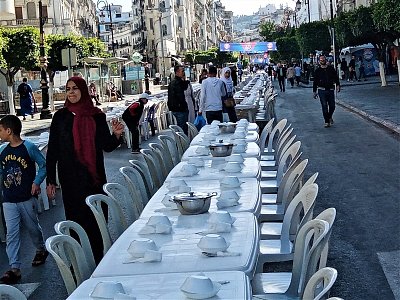 Příprava na bezplatnou večeři v centru Alžíru