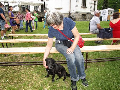 Pejsku, nedej se ukecat, v té kabelce má Lidmi česnek