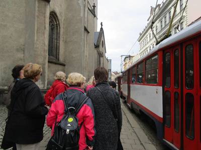 Paničky, tu nejste na náměstí, tudy jezdí i tramvaje!