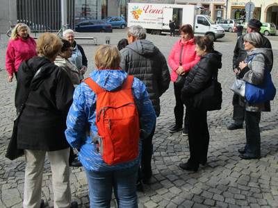 Nepřekonatelná průvodkyně opět chrlí a teď právě popisuje marný boj s byrokracií, do věže nám neumožnili vstup