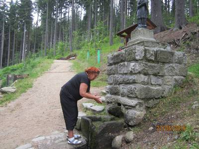 osvěžování u studánky