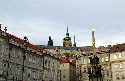 pohled na Hrad od sv. Mikuláše, morový sloup Nejsvětější trojice