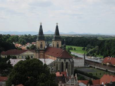 Chrám Narození Panny Marie,vzadu Milešovka