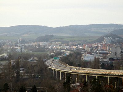 Pohled z okna na Beroun a okolí