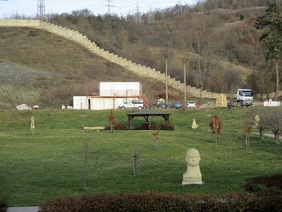 Pohled do parku, všude okolo se stále staví